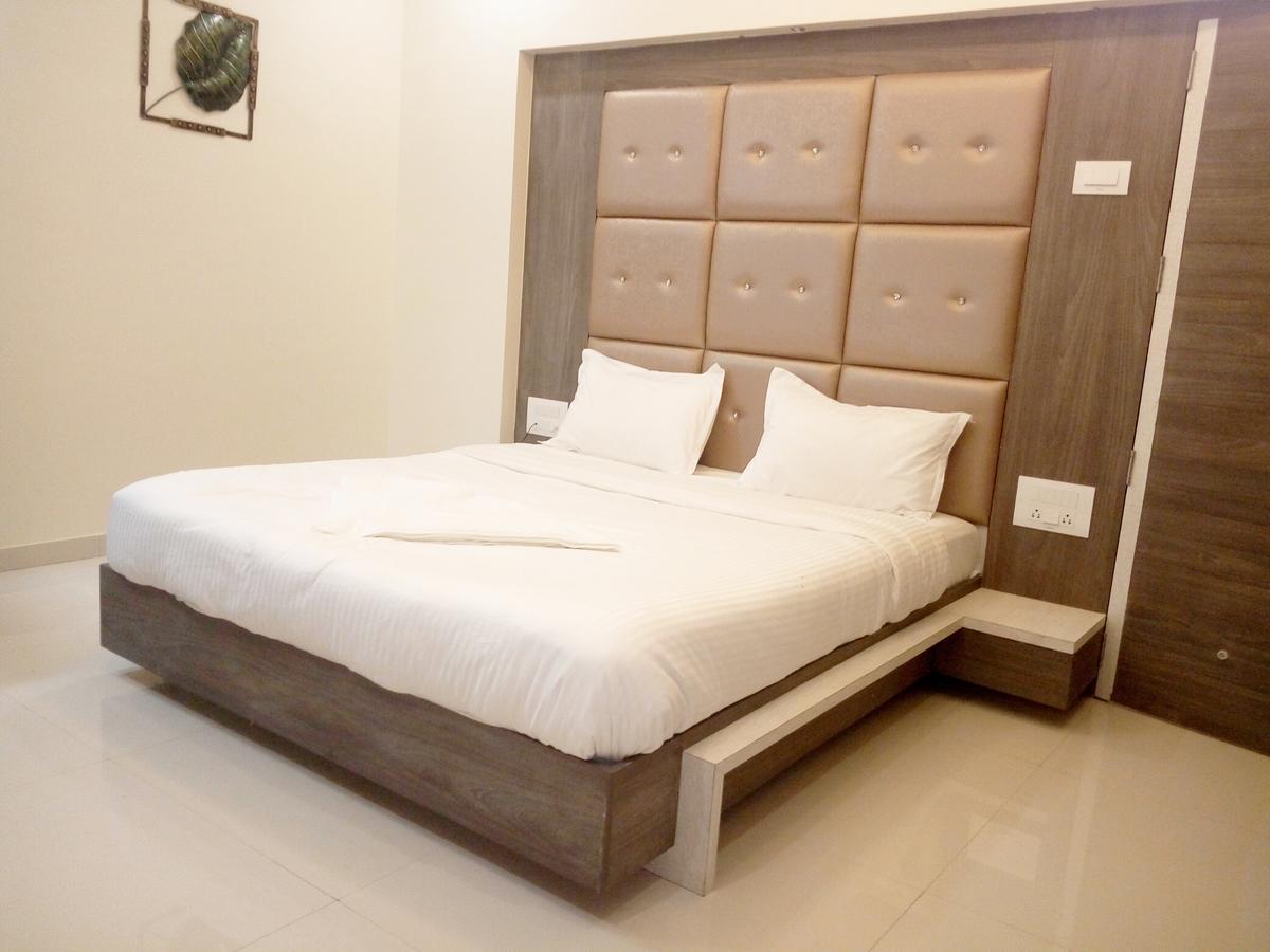 Hotel Pushpak Park Osmanabad Exterior photo