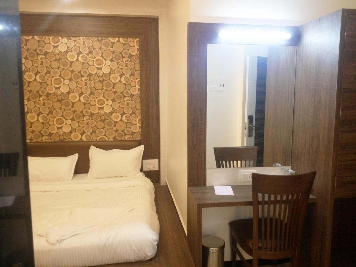 Hotel Pushpak Park Osmanabad Exterior photo